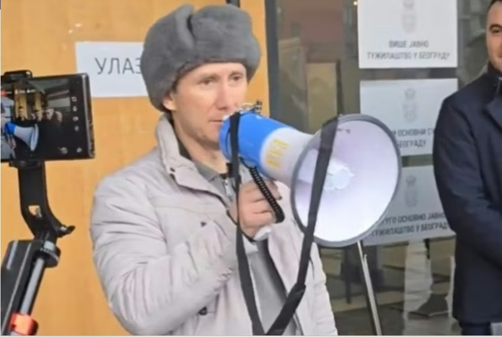 Aleksandar Dikić nakon puštanja iz pritvora da se brani sa slobode (foto: X@srdjanmil037)