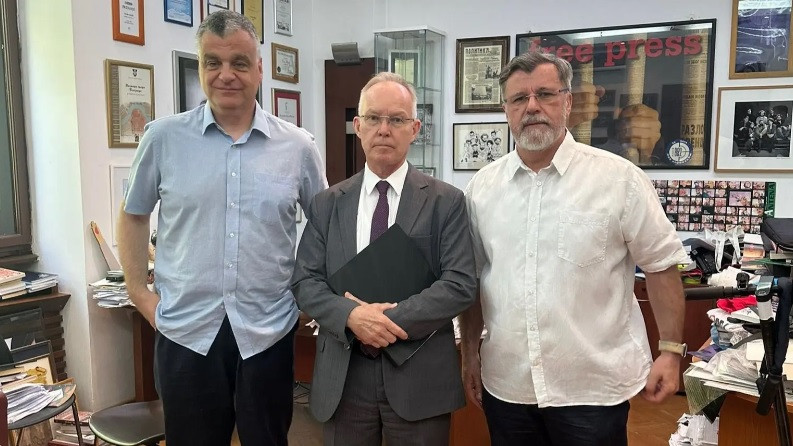 Predstavnici ANEM-a Saša Mirković i Veran Matić sa Janom Bratuom (foto: OEBS)
