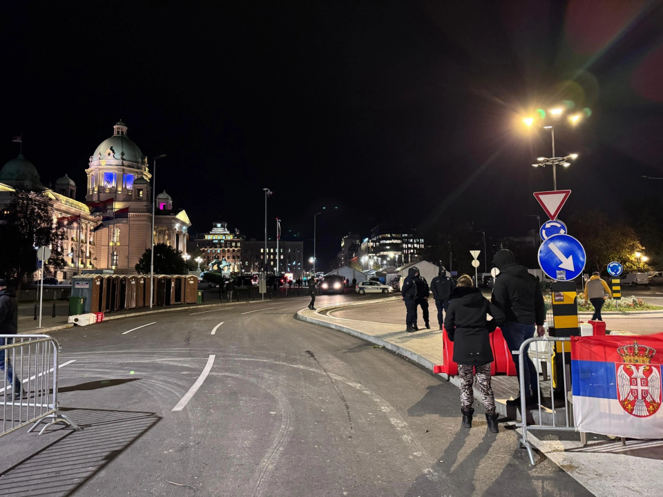 Uklonjena "prijavnica" kod šatorskog naselja ispred Skupštine (foto: Insajder/Stefan Goranović)