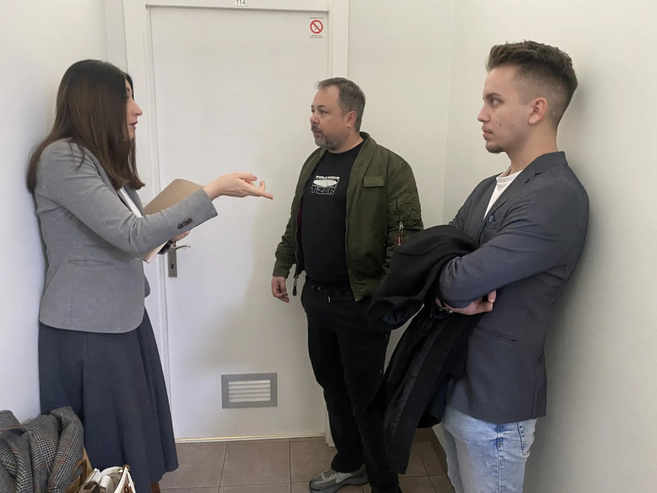 Gligorijević (desno) sa advokaticom i kolegom iz redakcije pred ročište (foto: ANEM)