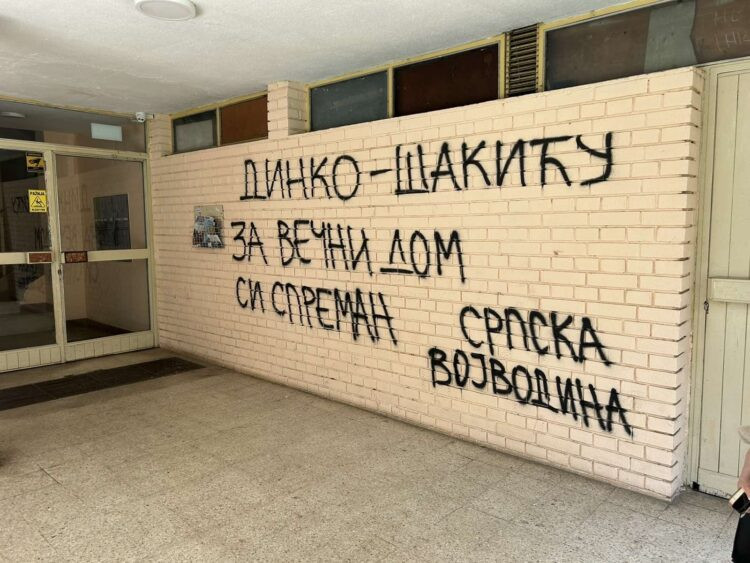 Grafit mržnje na ulazu u zgradu u kojoj živi Dinko Gruhonjić (foto: TV N1)
