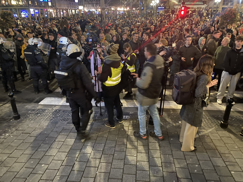 Građani na Trgu republike ispred Narodnog pozorišta tokom protesta (foto: ANEM / Veran Matić