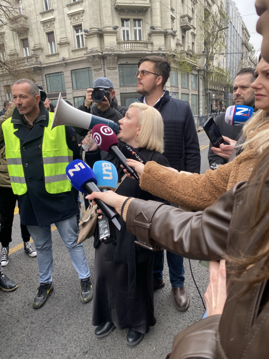 Novinarka Vremena Jovana Gligorijević na protestu ispred zgrade Predsedništva Srbije (foto: ANEM / Veran Matić)