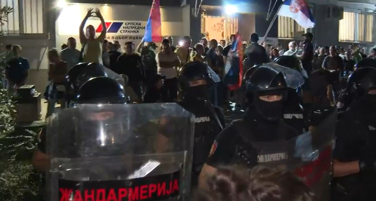 Protest ispred prostorija SNS na Novom Beogradu (foto: snimak ekrana N1)