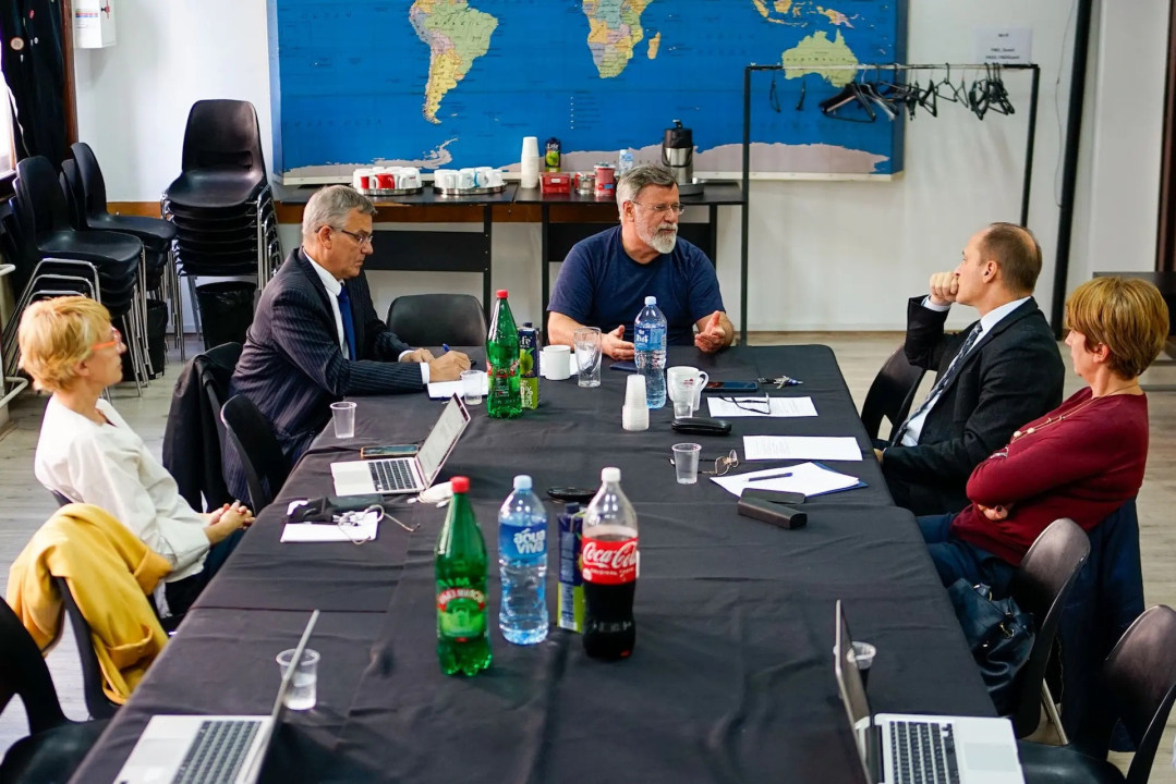 S leva na desno: Danica Ilić (ANEM), Dominik Tijeri (OEBS), Veran Matić (ANEM), Branko Stamenković i Tatjana Vasiljević Veljković (Vrhovno javno tužilaštvo) - foto: OEBS/Miroslav Janković