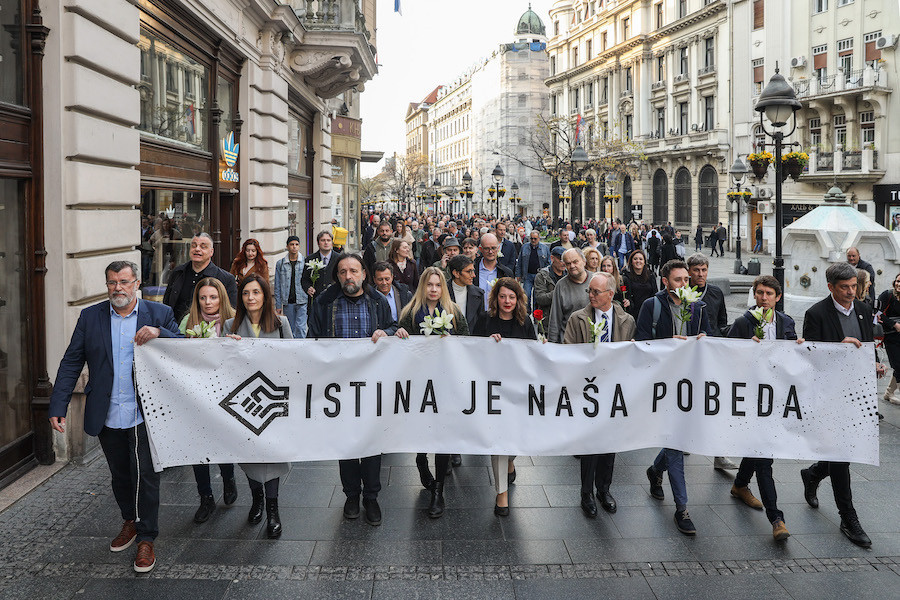 Predstavnici domaćih i međunarodnih organizacija tokom protestne šetnje 11. aprila 2023. (foto: Marko Risović / Slavko Ćuruvija fondacija)