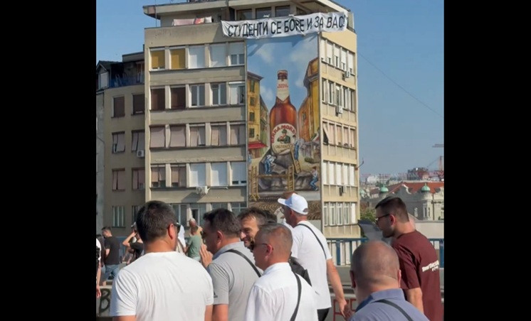Transparent na zgradi kod Brankovog mosta (foto: snimak ekrana naloga Studenata u blokadi)