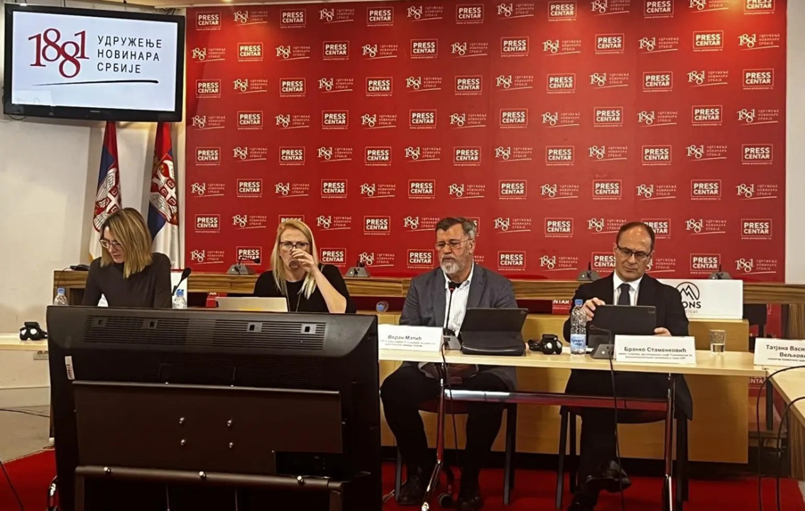 Dragana Bjelica (UNS) i Marija Babić (NUNS) sa Matićem i Stamenkovićem na UNS-ovoj konferenciji (foto: Insajder TV)