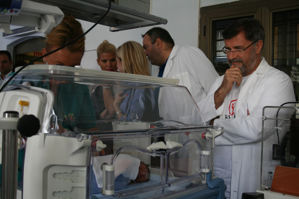 Matić prilikom posete bolnici kojoj je doniran inkubator nabavljen u akciji Fonda B92 "Bitka za bebe" (foto: Fond B92)