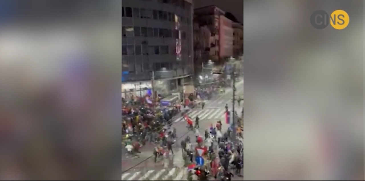 Beograd, ulica Kralja Milana, 15. mart 2025. u 19.11 sati (foto: snimak ekrana CINS Video / Vreme)